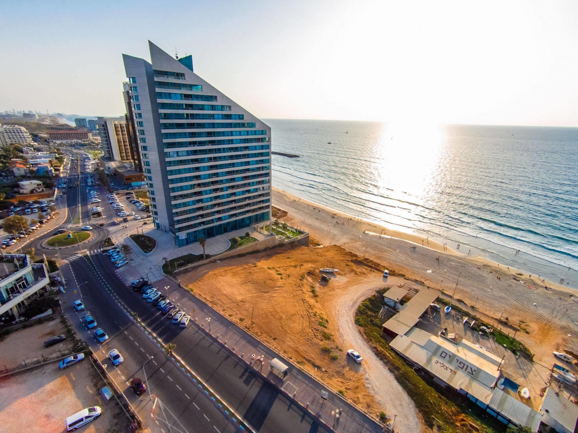 Herbert Samuel Okeanos Suites Herzilya Herzliya Exterior photo